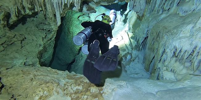 ADVANCED CAVE:
SIDEMOUNT DIVER